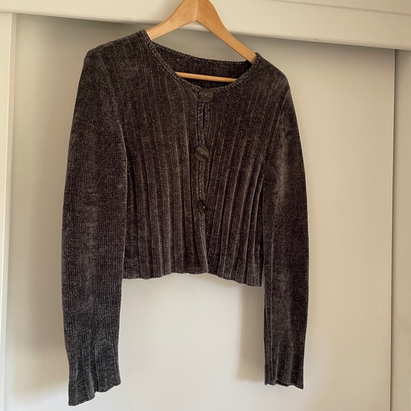 VINTAGE Textured Knit Cardigan, Gray Cropped Button Design with Long Sleeves - Picture 4 of 7